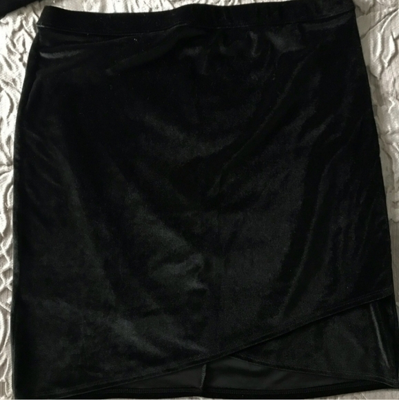 Hollister Black Velvet Wrap Front Mini Skirt Women's Small S High Waist Fitted - Picture 4 of 7